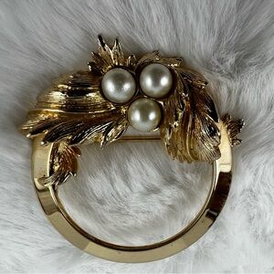 Sarah Coventry Vintage Wreath Brooch